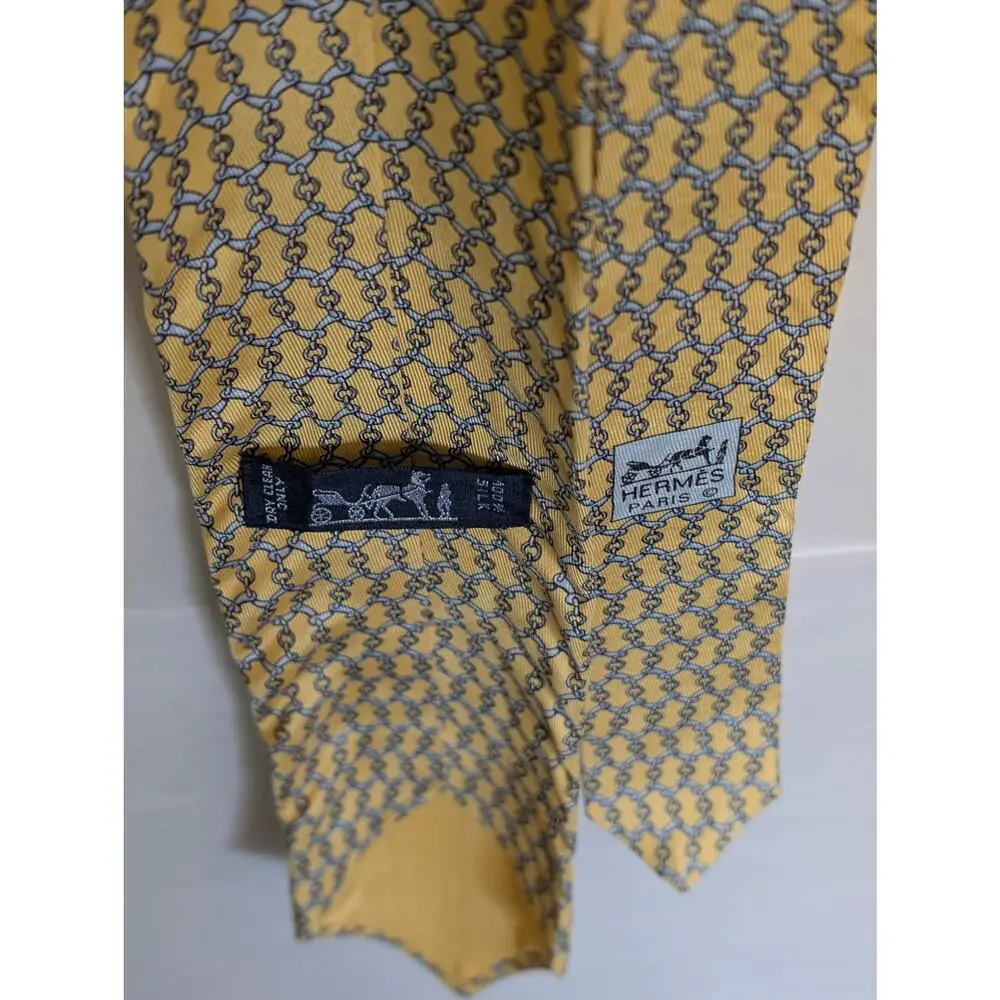 Vintage Hermès 100% Silk Men's Yellow Tie With Geometric Chain-Link Pattern.